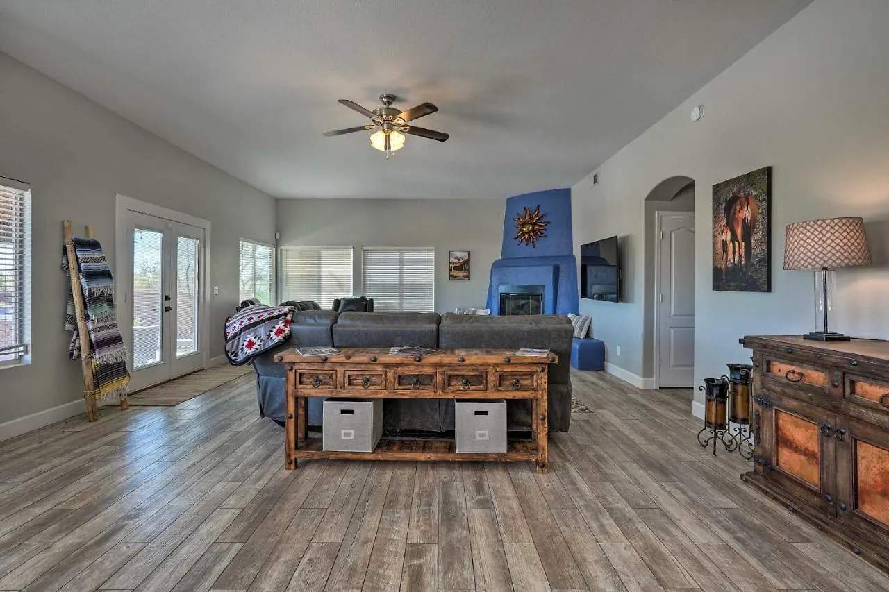Ferienhaus North Phoenix Desert Gem With Yard And Hot Tub!