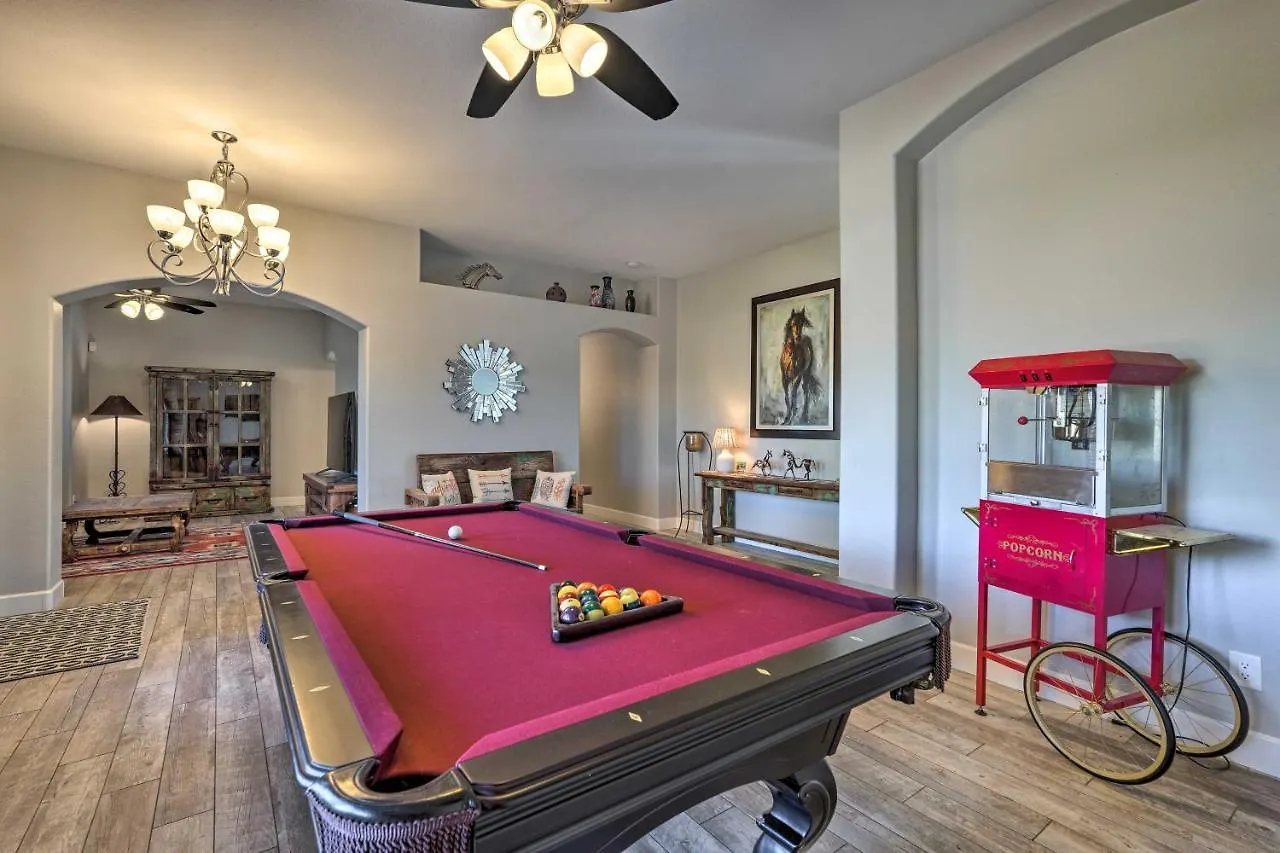 North Phoenix Desert Gem With Yard And Hot Tub!