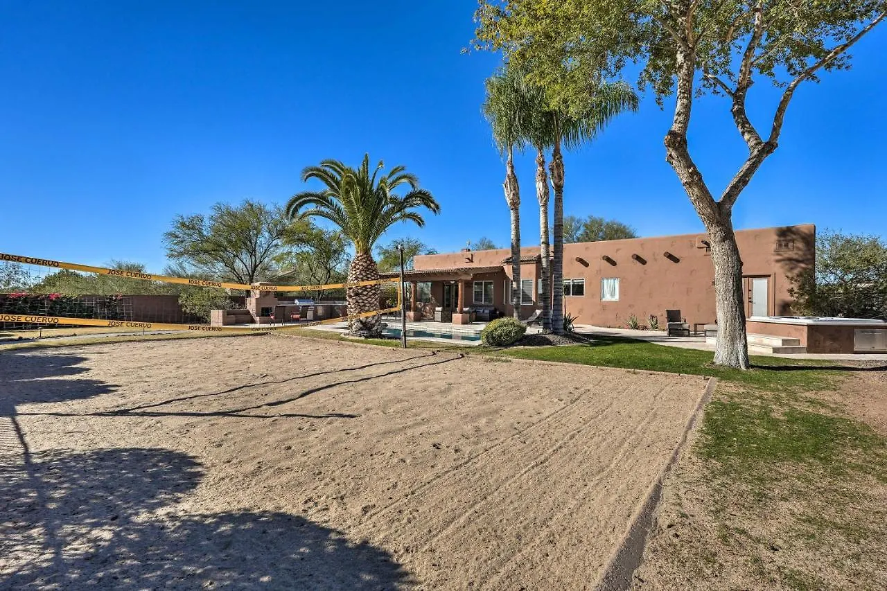 North Phoenix Desert Gem With Yard And Hot Tub!